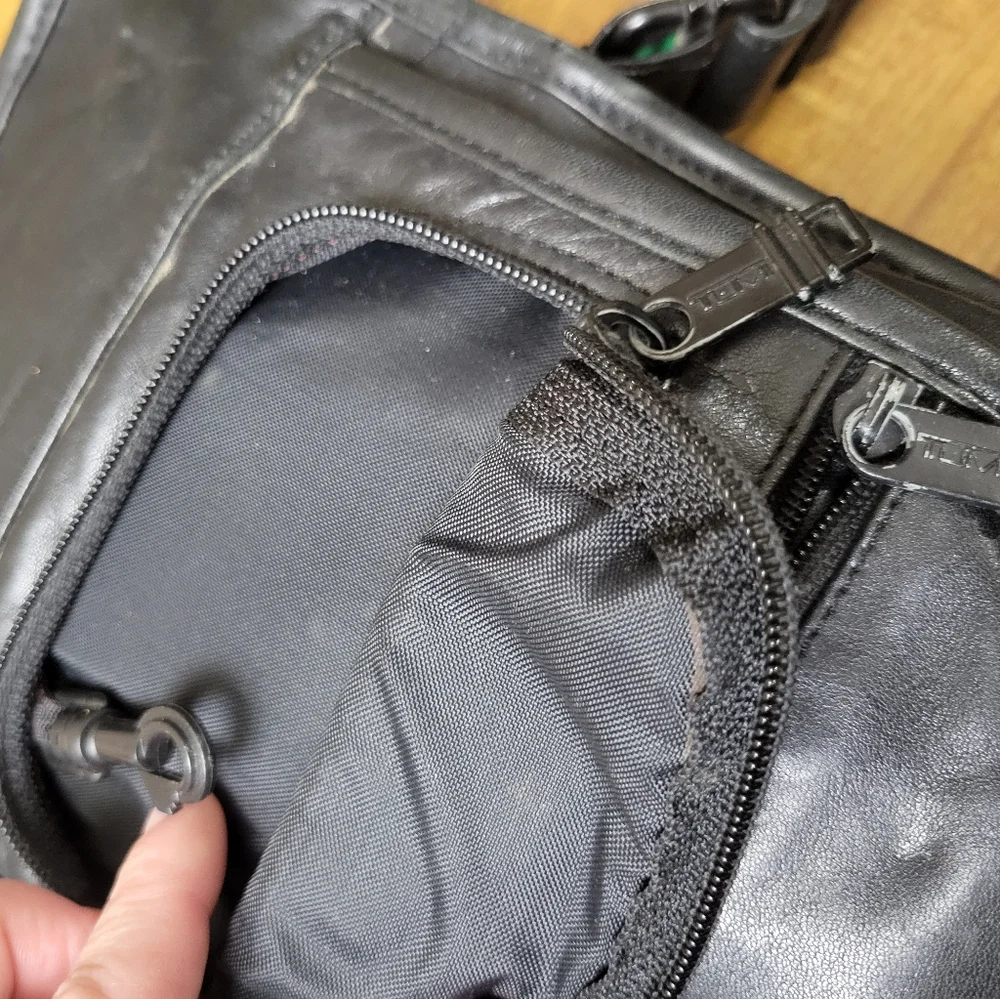 Vintage Tumi Leather Crossbody Carryall Bag Organizer Black Leather Pockets